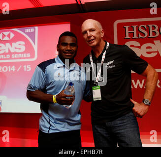 Twickenham, London UK. 17. Mai 2015. Jerry Tuwai (Fidschi) Rookie der Saison mit seiner Trophäe bei HSBC Sevens World Series 2014/2015 Awards in Twickenham Kredit ausgezeichnet: Action Plus Sport/Alamy Live News Stockfoto