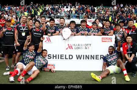 Twickenham, London UK. 17. Mai 2015. Schild-Finale. Team aus Japan 21 V 19 Frankreich mit ihren Trophäen auf Tag2 bei Marriott London Sevens 2015, HSBC Sevens World Series 2015 im Twickenham Stadium, London England. Bildnachweis: Aktion Plus Sport/Alamy Live-Nachrichten Stockfoto