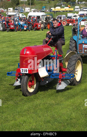 Royal Welsh-Frühlingsfestival, Builth Wells A Kendall Traktor gebaut 1946 Teilnahme an der Oldtimer-Traktor-Arena-Anzeige Mai 2015 Stockfoto