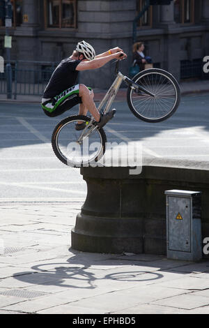 Eine männliche Radfahrer mit Helm auf dem Headrow, Leeds, England springen. Stockfoto