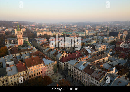 Alte europäische Stadt Lvov während des Sonnenuntergangs mit warmem Licht Stockfoto