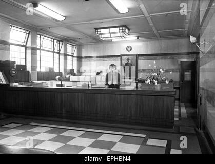 Büro der 1950er Jahre Britain Express & Star Zeitung Rezeption in Queen Street Wolverhampton West Midlands 1959 Stockfoto
