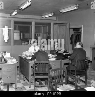 Journalisten-Reportern auf Arbeiten der 1950er Jahre & Star Express Zeitung Reporter Büro in Queen Street Wolverhampton West Midlands 1957 Stockfoto
