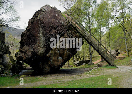 Bowder Stone sitzt auf einer Ecke in einem Tal am nördlichen Ende des Borrowdale im englischen Lake District ausgeglichen. Stockfoto