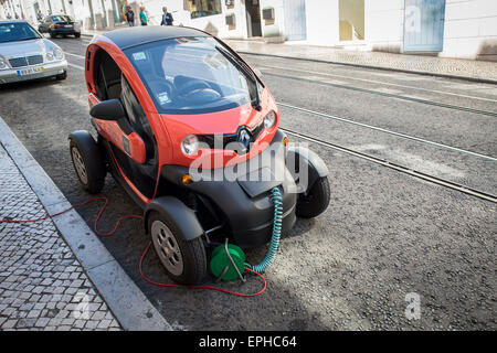 Renault ZE Twizy Elektroauto geparkt auf der Straße angeschlossen und aufgeladen Stockfoto