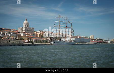 Blick auf die Stadt Lissabon aus dem Tejo mit einem Großsegler vertäut auf dem Dock. Stockfoto