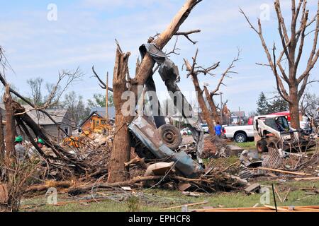 Delmont, South Dakota, USA. 17. Mai 2015. Bewohner durch die Trümmer und Schutt nach einem EF-2-Tornado 17. Mai 2015 in Delmont, S.D. Kredit Sichten: Planetpix/Alamy Live News Stockfoto