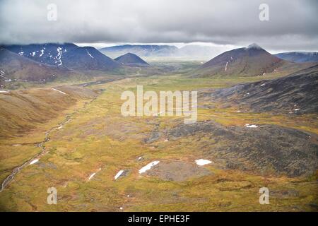 Zentralen arktischen Wildnis Studie Bereich nahe den Toren des Arctic National Park in Alaska. Diese wenig bekannte 320.000 Hektar große Fläche ist krass schön und gemacht auf sanfte Tundra und Schnee bedeckt Gipfeln. Stockfoto