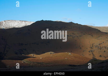 Spitze Felsen aus in der Nähe von Easedale Tarn über Grasmere Seenplatte Cumbria England Stockfoto