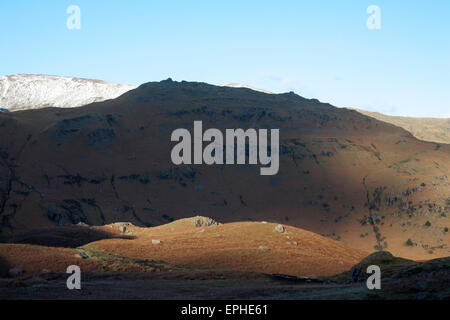 Spitze Felsen aus in der Nähe von Easedale Tarn über Grasmere Seenplatte Cumbria England Stockfoto