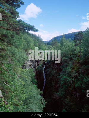 Klippe steht und die fällt der Measach Corrieshalloch Schlucht Braemore Junction in der Nähe von Ullapool Wester Ross Scotland Stockfoto