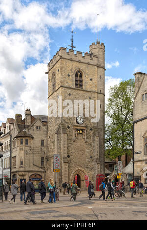 Blick auf St.-Martins Turm, im Volksmund als "Carfax Tower", befindet sich auf der nordwestlichen Ecke von Carfax, das Zentrum von Oxford, UK Stockfoto