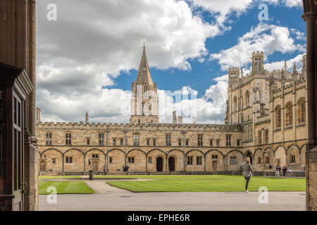 Blick von St Aldate des durch die Tore an der Hauptfassade des Christ Church College und Tom Quad, Oxford, England, UK. Stockfoto