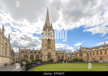 Blick von der südöstlichen Ecke des Radcliffe Square, Suche entlang St Mary die Jungfrau Kirche, Oxford, England, Oxfordshire, Vereinigtes Königreich. Stockfoto