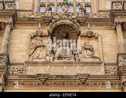 Detail der hoch dekorierten Fassade des Turms der fünf Ordnungen, Bodleian Library, Oxford, Oxfordshire, England, UK. Stockfoto