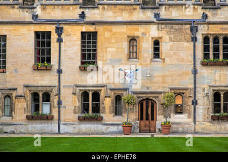 Viereck-Blick auf Brasenose College am Brasenose College Boat Club-Dekor auf der Wand, Oxford, England, UK. Stockfoto