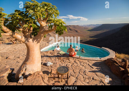 Afrika, Namibia. Grootberg Lodge. Gruppieren Sie Abkühlung im Pool. Stockfoto