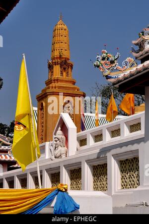 Bangkok, Thailand: Vergoldeten Prang erhebt sich von der oberen Terrasse rund um die goldene Chedi in Royal Wat Boworniwet Stockfoto