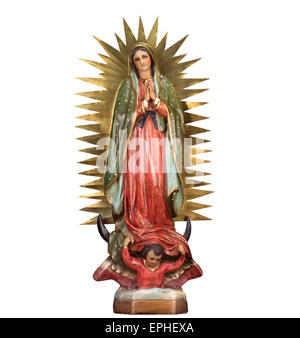 DIES IST EINE STATUE DER VIRGEN DE GUADALUPE AUF WEIßEM HINTERGRUND. Stockfoto