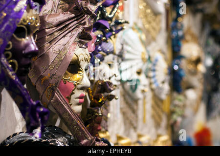 Venezianische Karnevalsmasken in einem Venedig-shop Stockfoto