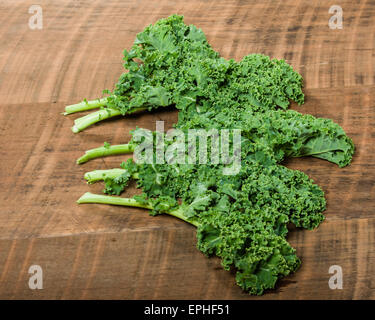 Gruppe von frischen Grünkohl verlässt angezeigten Stockfoto