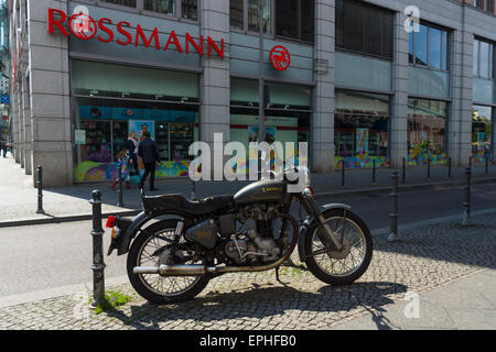 Motorrad Royal Enfield Bullet 500 Classic und Drogerie-Markt "Rossmann". Berlin. Deutschland Stockfoto