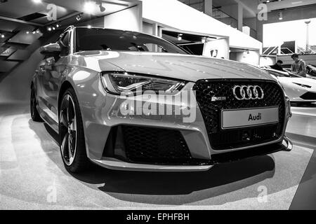 BERLIN - 2. Mai 2015: Showroom. Heiße Luke Audi RS3 (8VA). Schwarz und weiß. Seit 2015 produziert. Stockfoto