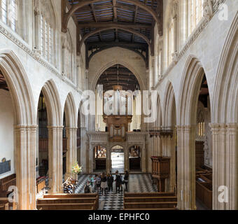 Das Kirchenschiff der St. Mary betrachtet die Kirche der Gottesmutter in östlicher Richtung von der Galerie mit Blick auf den Altarraum, Oxford, UK. Stockfoto