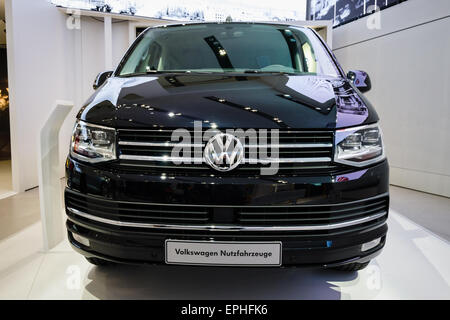 BERLIN - 2. Mai 2015: Showroom. Das beliebte leichte Nutzfahrzeug Volkswagen Transporter (T5). Seit 2010 produziert. Stockfoto