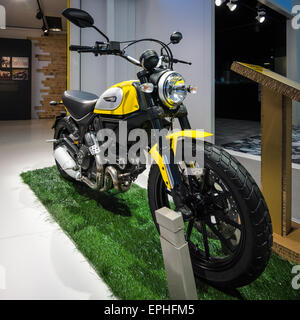 BERLIN - 2. Mai 2015: Showroom. Motorrad Ducati Scrambler-Classic. Seit 2015 produziert. Stockfoto