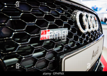 BERLIN - 2. Mai 2015: Showroom. Das Emblem von Hot hatch Audi RS3 (8VA). Seit 2015 produziert. Stockfoto