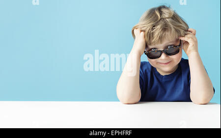 Porträt eines kleinen niedlichen jungen Stockfoto