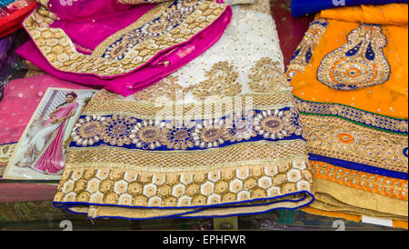 Kleidung und Textilien-Shop mit bunten Materialien für Saris und Trachten auf Zähler, Chennai, Tamil Nadu, Südindien angezeigt Stockfoto