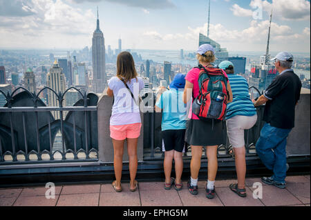 NEW YORK CITY, USA - 19. August 2014: Touristen stehen auf der Aussichtsplattform an der Spitze des Felsens Blick auf die Skyline der Stadt. Stockfoto