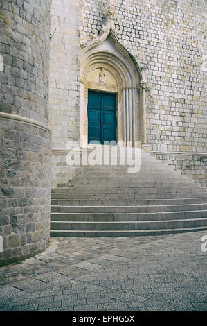 Markante eine halbe Runde Treppe am Südeingang zum dominikanischen Kloster in Dubrovnik, Kroatien Stockfoto