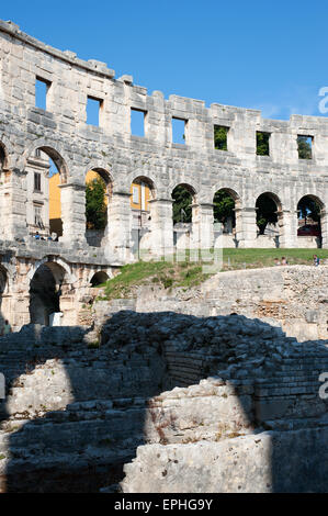 Schöne Aussicht auf die berühmte antike Kolosseum in Pula, Kroatien, den beliebtesten Sehenswürdigkeiten Stockfoto