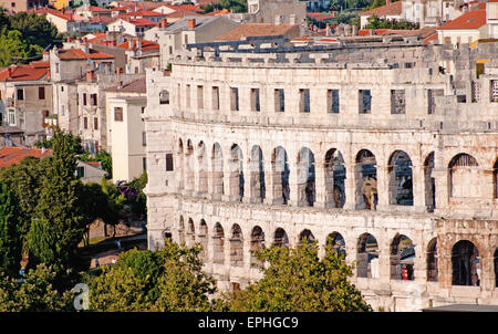 Schöne Aussicht auf die berühmte antike Kolosseum in Pula, Kroatien, beliebtesten Touristenattraktionen. Stockfoto