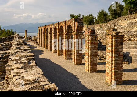 Grotten des Catull, kennt die römische Villa als Villa Catulliana oder "Grotte di Catullus", 1. Jahrhundert v. Chr. die Spalten der cryptoport Stockfoto