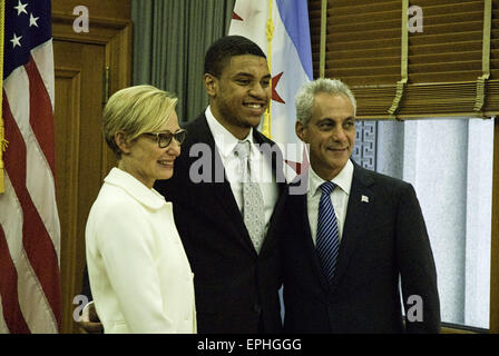 Chicago, Illinois, USA. 18. Mai 2015. Bürgermeister Rahm Emanuel mit seiner Frau Amy Rule begrüßen die Öffentlichkeit am Eröffnungstag 18. Mai 2015 für der Bürgermeister zweite - Amtszeit von vier Jahren ist. Emahuel öffnete die Türen zu seinem Büro im Rathaus seinen Wählern eins nach dem anderen zu treffen. Eine lange Schlange von Menschen warteten auf das Paar zu treffen und für Fotos zu posieren. Am Morgen wurde der Bürgermeister am Chicago Theater eingeweiht teilte die Bühne mit Präsident Bill Clinton und die neu gewählten Stadträte von Chicago. © Karen I. Hirsch/ZUMA Wire/ZUMAPRESS.com/Alamy Live-Nachrichten Stockfoto