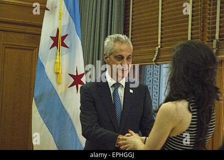 Chicago, Illinois, USA. 18. Mai 2015. Bürgermeister Rahm Emanuel mit seiner Frau Amy Rule begrüßen die Öffentlichkeit am Eröffnungstag 18. Mai 2015 für der Bürgermeister zweite - Amtszeit von vier Jahren ist. Emahuel öffnete die Türen zu seinem Büro im Rathaus seinen Wählern eins nach dem anderen zu treffen. Eine lange Schlange von Menschen warteten auf das Paar zu treffen und für Fotos zu posieren. Am Morgen wurde der Bürgermeister am Chicago Theater eingeweiht teilte die Bühne mit Präsident Bill Clinton und die neu gewählten Stadträte von Chicago. © Karen I. Hirsch/ZUMA Wire/ZUMAPRESS.com/Alamy Live-Nachrichten Stockfoto