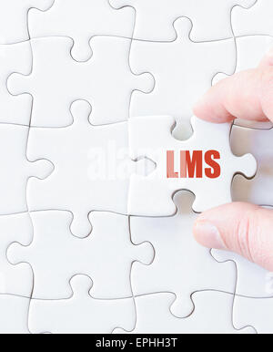 Fehlende Jigsaw Puzzle-Stück mit Text LMS.as Learning Management System. Business Konzept für den Abschluss der Puzzle Bild. Stockfoto