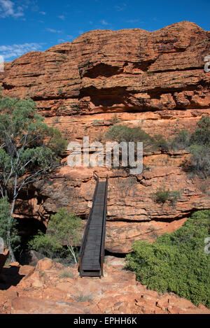 Australien, NT, Watarrka National Park. Kings Canyon, Rim Walk. Hölzerne Brücke über die Schlucht. Stockfoto
