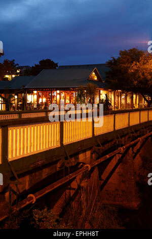 Historische Brücke und Bridgehouse Lodge, Warkworth, Region Auckland, Nordinsel, Neuseeland Stockfoto