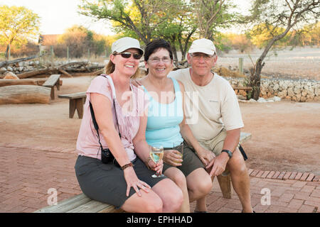 Afrika, Namibia. Anderson Camp nahe Etosha National Park. Trio Rast- und Getränke zu genießen. Stockfoto