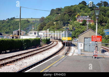 Ein Zug fährt vom Kingswear Bahnhof an der Bahnstrecke von Dart Valley. Stockfoto