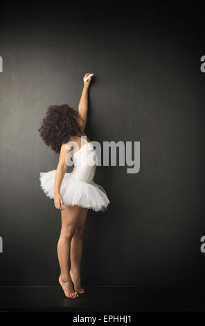 Kleines Ballett-Tänzerin machen Kreidezeichnungen Stockfoto