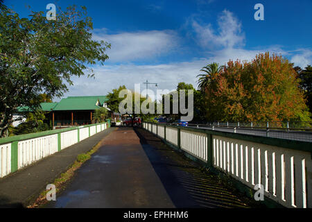 Historische Brücke und Bridgehouse Lodge, Warkworth, Region Auckland, Nordinsel, Neuseeland Stockfoto