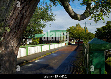 Historische Brücke und Bridgehouse Lodge, Warkworth, Region Auckland, Nordinsel, Neuseeland Stockfoto