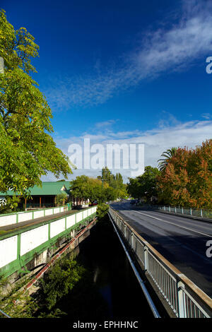 Historische Brücke und Bridgehouse Lodge, Warkworth, Region Auckland, Nordinsel, Neuseeland Stockfoto