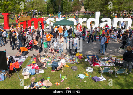 Könige Tag in Amsterdam Vondelpark Vondelpark, Kinder verkaufen Ihre cast-off Spielzeug, Limonade, Kuchen und spielen Tricks für Geld. Stockfoto